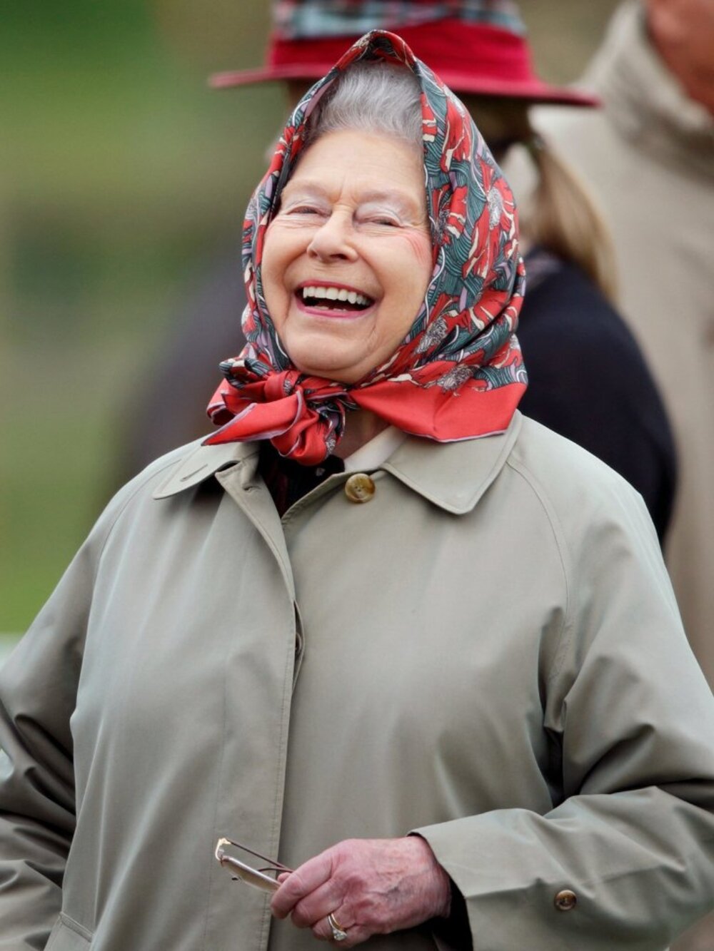 Auth HERMÈS Iconic Grand Tenue Silk Scarf, an Elizabeth II favorite design - Picture 10 of 10